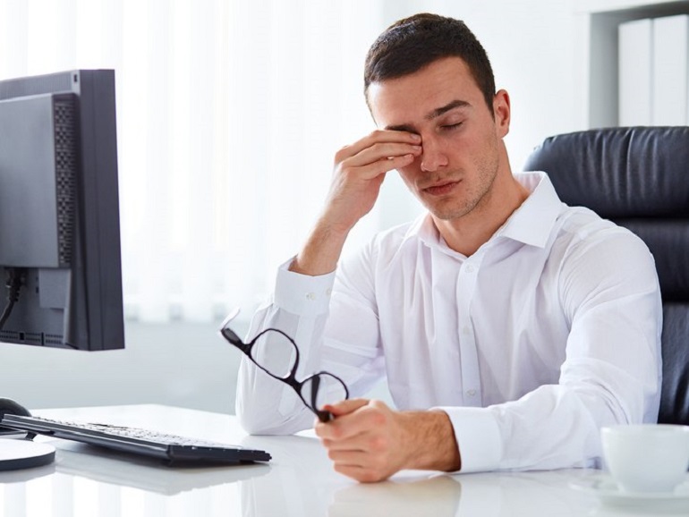 Ruang kerja yang tertata dengan pencahayaan alami yang baik